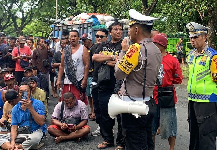 podiumnews.com-Cegah Kecelakaan, Satlantas Polresta Denpasar Datangi Sopir-sopir Truk di Serangan