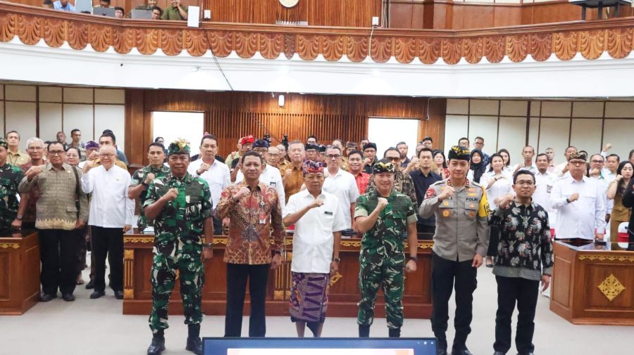 Gubernur Bali, Wayan Koster saat Rapat Koordinasi Penanganan Konflik Sosial bertempat di Wiswa Sabha Utama kantor Gubernur Bali, di Renon, Denpasar, Senin (16/3/2026). (Foto/sukadana)