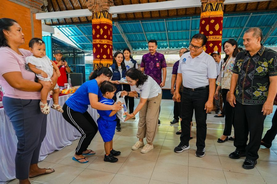 Ketua TP PKK sekaligus Ketua K3S Kabupaten Badung, Nyonya Rasniathi Adi Arnawa menyalurkan paket olahan ikan yang dirangkaikan dengan pelayanan pemeriksaan kesehatan gratis di Wantilan Kantor Desa Ayunan, Kecamatan Abiansemal, Badung, Bali, Selasa (20/10/2026). (foto/adi)