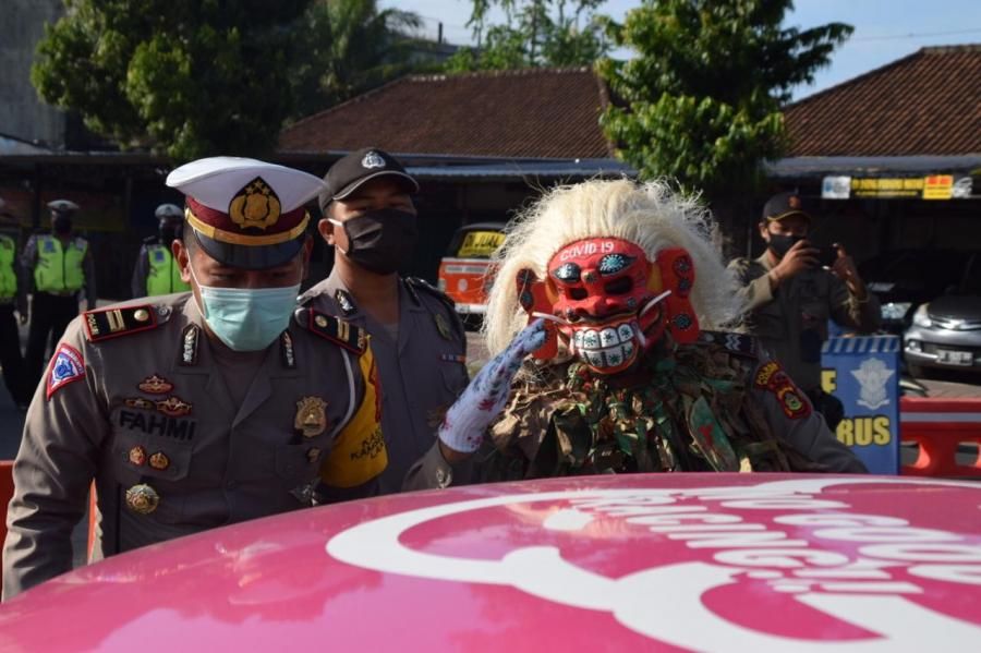 podiumnews.com-Celuluk Corona, Polisi Pemburu Masyarakat Tak Tertib Imbauan