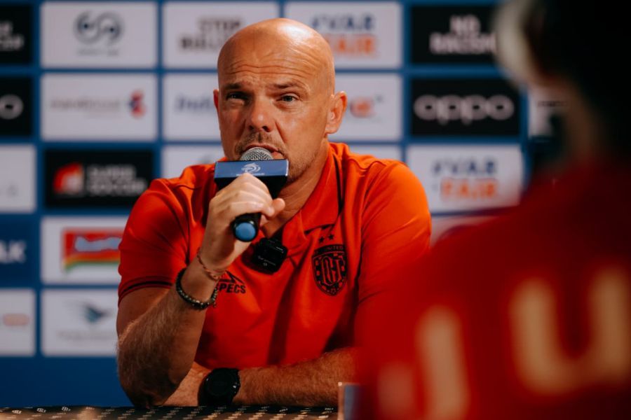 Pelatih kepala Bali United FC, Johnny Jansen membocorkan cara agar Bali United menang dari Persib Bandung. (baliutd)