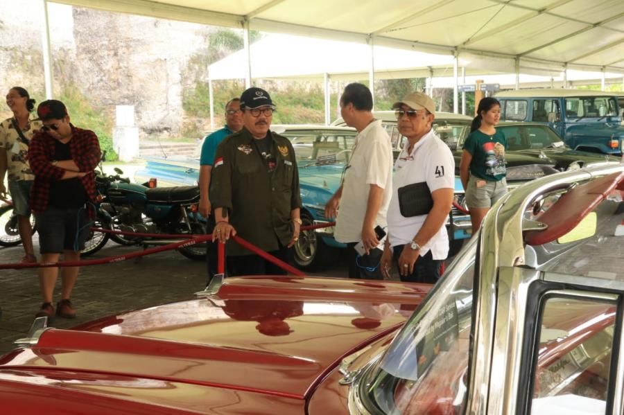 podiumnews.com-Wagub Cok Ace Tutup Pameran Bali Classic Motor Show