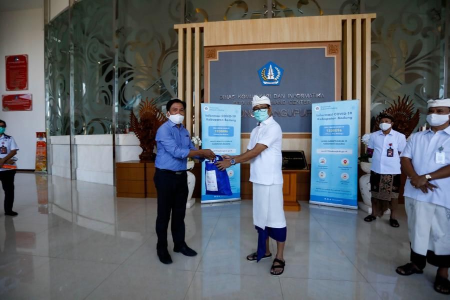 podiumnews.com-Wabup Suiasa Terima Bantuan CSR dari Pengusaha Tanggulangi Covid-19 di Badung