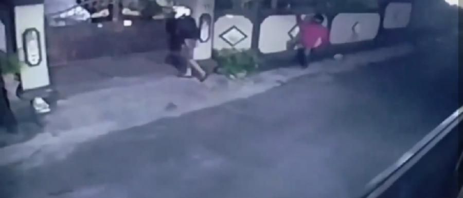 podiumnews.com-Aksi Mencuri Sepeda Terekam CCTV, Pelaku Berjumlah 3 Orang