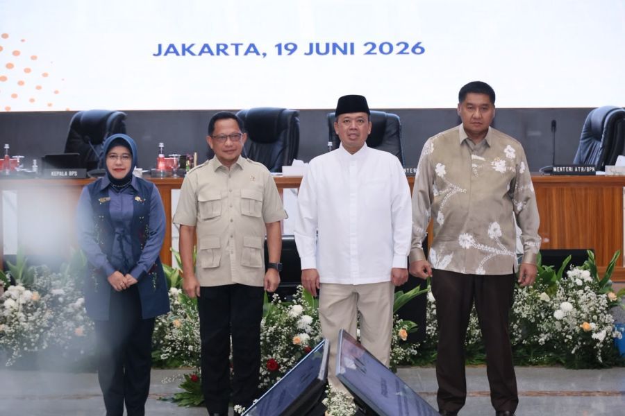 Menteri ATR/Kepala BPN Nusron Wahid bersama Mendagri Tito Karnavian dan pejabat terkait usai menandatangani kebijakan percepatan integrasi LP2B ke tata ruang daerah di Jakarta, Jumat (19/6/2026). (Foto: Kementerian ATR BPN)
