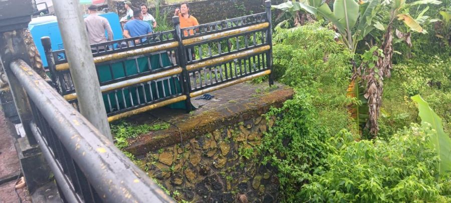 Damkar Badung Selamatkan Pria di Jembatan Tukad Bangkung