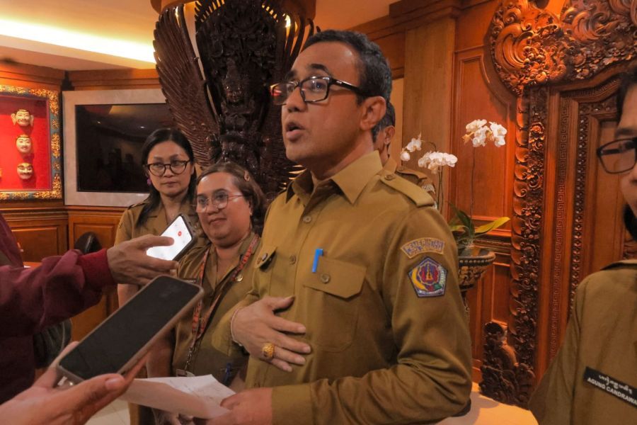 Wali Kota Denpasar Jaya Negara memberi keterangan usai rapat koordinasi terkait pembiayaan BPJS warga terdampak penonaktifan. (foto/sukadana)