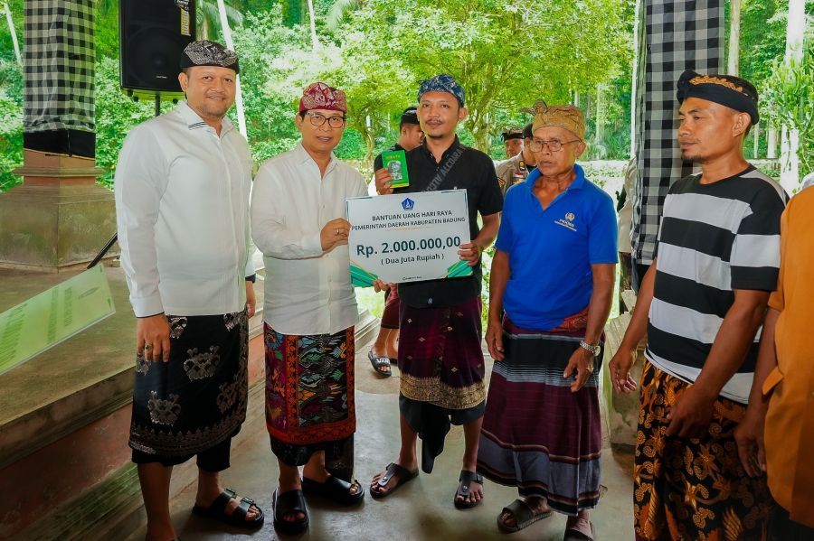 Penyerahan Bantuan Sosial menjelang Hari Raya Keagamaan selama Tahun 2025 yang menekan angka inflasi daerah Kabupaten Badung. (foto/adi)