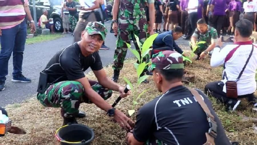podiumnews.com-Lakukan Penghijauan, Kodim Klungkung Gandeng Masyarakat Tanam Pohon