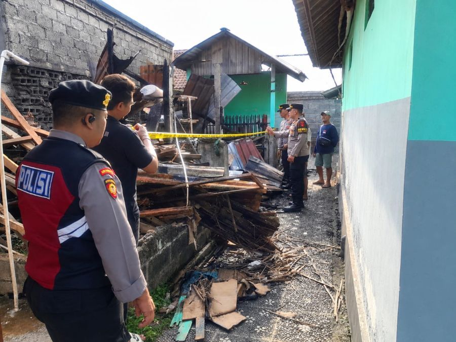 Polisi memasang garis polisi di lokasi kebakaran di Lingkungan Banjar Pemebetan, Kelurahan Kapal, Kecamatan Mengwi, Badung, Bali, Selasa (8/9/2026). (foto/hes)