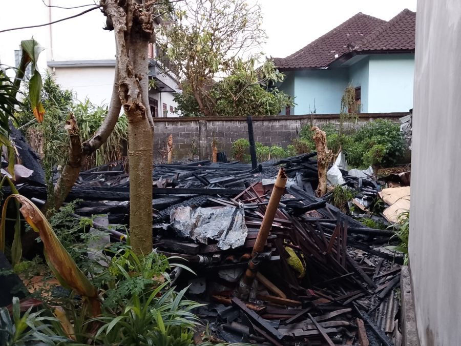 Dapur semi permanen berukuran kurang lebih 4x4 meter yang berada di Gang IV Jalan Hayam Wuruk, Desa Sumerta Kelod, Kecamatan Denpasar Timur, Denpasar, Bali, hangus terbakar, Selasa (19/5/2026). (foto/hes)