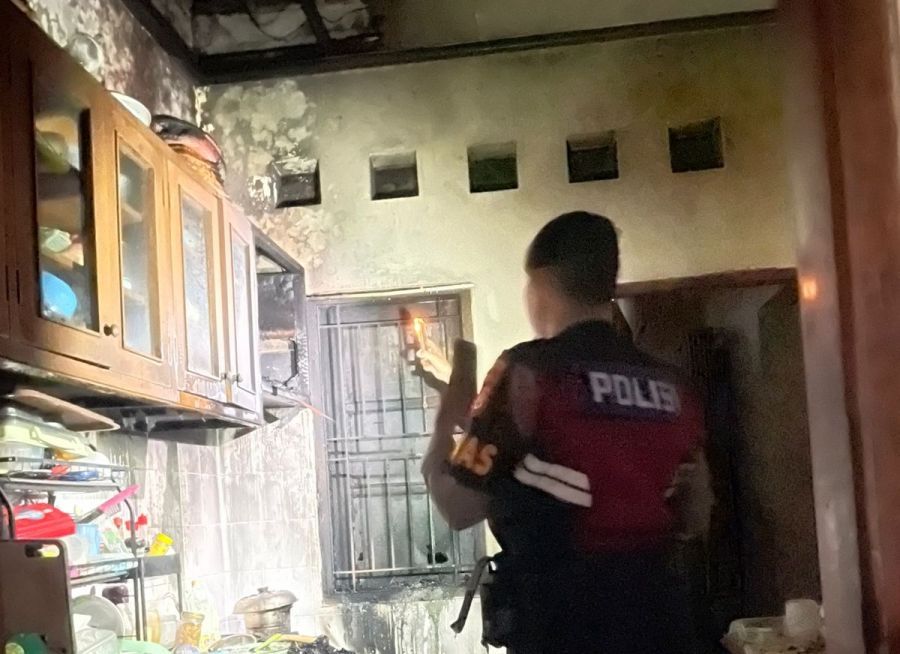 Polisi memeriksa keadaan setelah kebakaran rumah di Jalan Tukad Yeh Aya VI, tepatnya di depan Balai Banjar Kertasari, Kelurahan Panjer, Kecamatan Denpasar Selatan, Denpasar, Bali, Minggu (22/3/2026). (foto/hes)