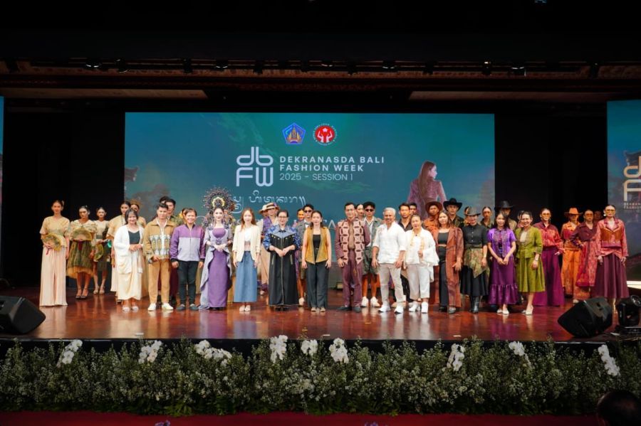 Ketua Dekranasda Provinsi Bali, Ibu Putri Koster menghadiri pelaksanaan Dekranasda Bali Fashion Week (DBFW) hari ke-5 Session 1 Tahun 2025 menampilkan 110 desain dari 11 desainer kenamaan Bali, pada Rabu (5/11/2025), di Gedung Ksirarnawa, Art Centre Denpasar. (Foto/sukadana)