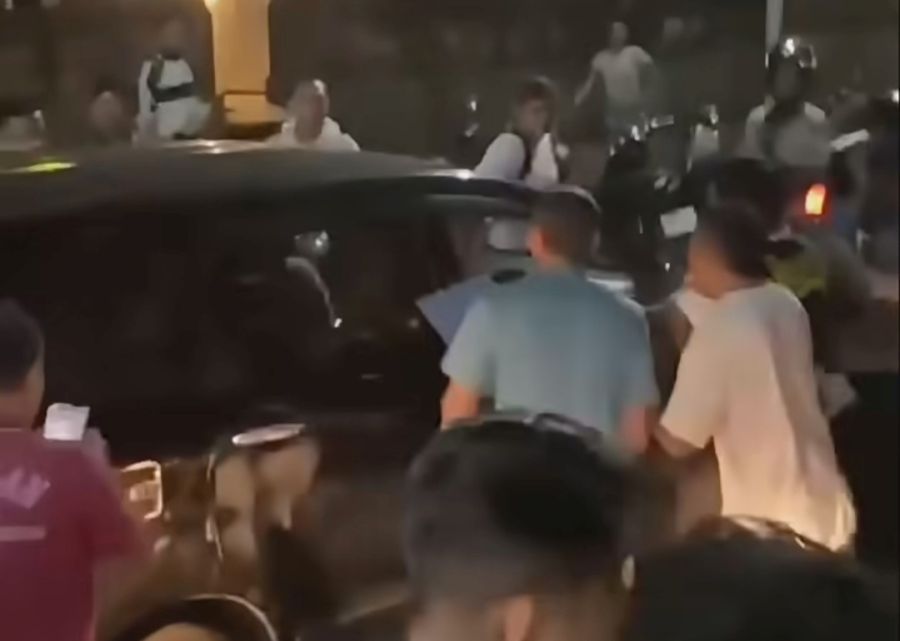 Peristiwa penganiayaan dan perusakan mobil oleh dua anggota debt colllector di depan Hotel Pullman di Jalan Pantai Kuta, Badung, Bali, Rabu (25/3/2026). (foto/hes)