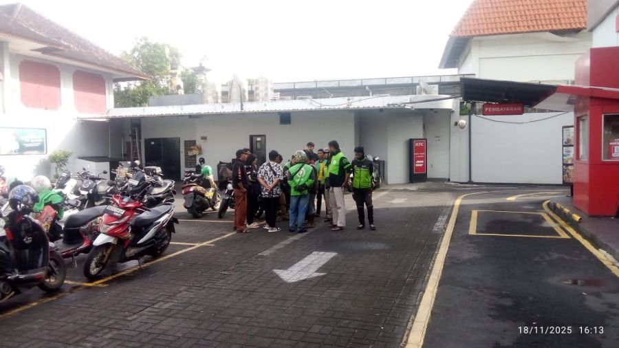Suasana di halaman parkir KFC Jimbaran, Jalan Bypass Ngurah Rai, Kuta Selatan, Badung, Bali, mendadak ricuh, Selasa (18/11/2025) sore. Seorang pria bernama Deka Prasetyo Mahardiko menjadi korban kebrutalan tiga orang pria diduga debt collector. (foto/hes)