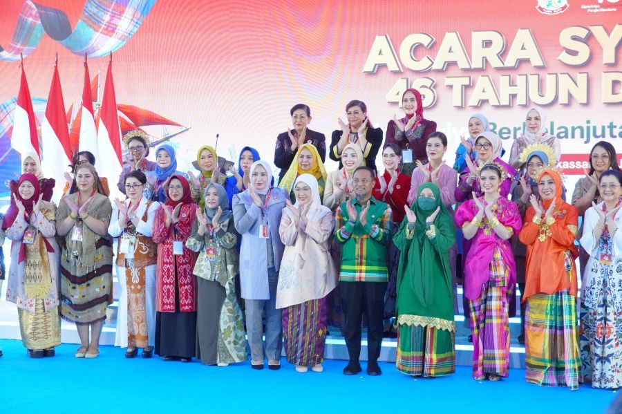 Ketua Dewan Kerajinan Nasional Daerah (Dekranasda) Provinsi Bali, Ny. Putri Suastini Koster, didampingi Wakil Ketua Dekranasda Provinsi Bali, Ny. Seniasih Giri Prasta, menghadiri acara Syukuran Hari Ulang Tahun (HUT) ke-46 Dewan Kerajinan Nasional (Dekranas), di Trans Studio Mall (TSM) Makassar, Sulawesi Selatan, Jumat (10/7/2026). (foto/sukadana)