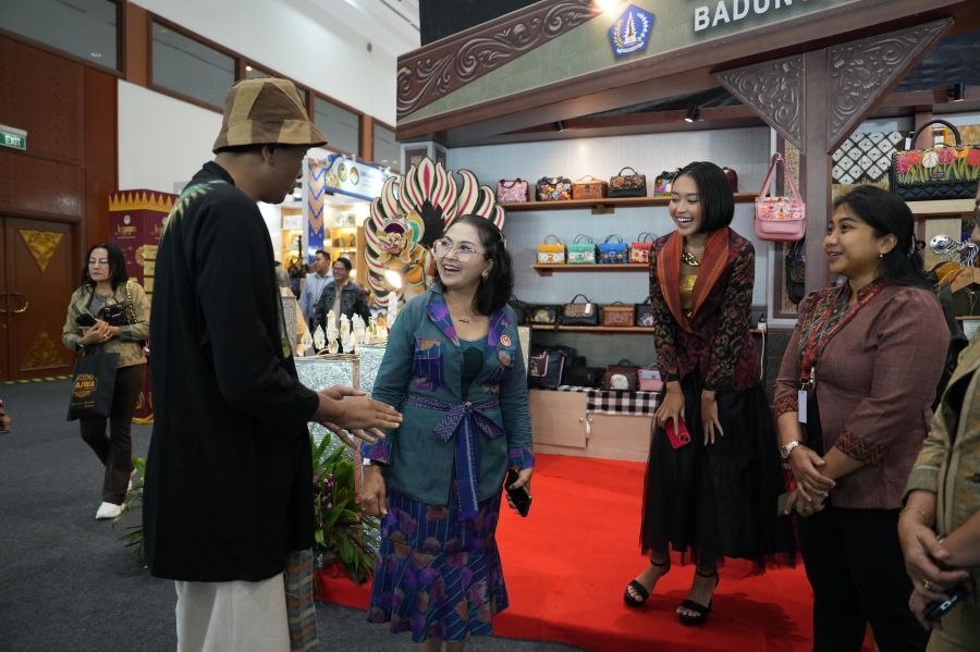 Ketua Dekranasda Kabupaten Badung, Nyonya Rasniathi Adi Arnawa mengunjungi stand Industri Kecil dan Menengah (IKM) saat acara Kriyanusa 2026 di Jakarta International Convention Center (JICC), Jakarta, Senin (28/9/2026). (foto/adi)