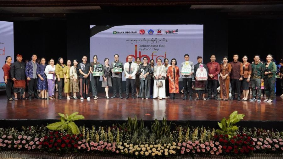 Ketua Dekranasda Provinsi Bali, Ibu Putri Koster saat menghadiri Dekranasda Bali Fashion Day (DBFD) ke-2 yang dilaksanakan di Taman Budaya Art Centre Denpasar, Bali, Rabu (25/2/2026). (Foto/sukadana)