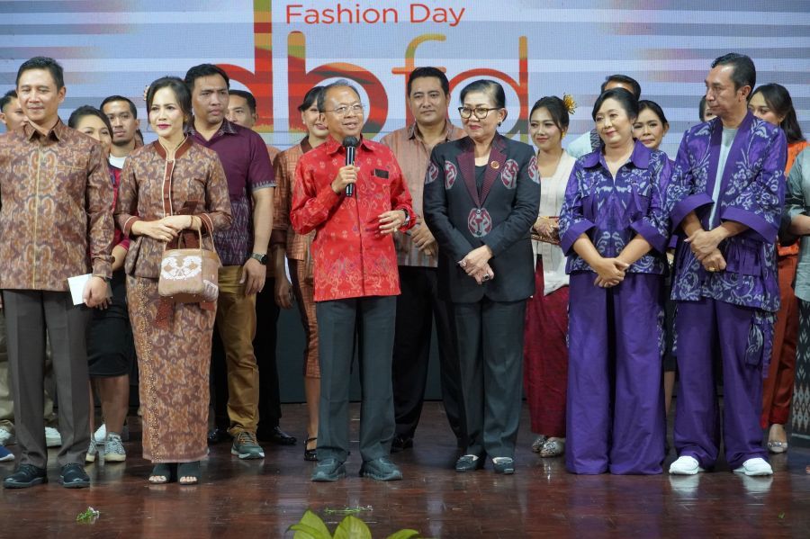 Gubernur Bali, Wayan Koster dan Ketua Dewan Kerajinan Nasional Daerah (Dekranasda) Provinsi Bali, Ibu Putri Koster hadir pada Dekranasda Bali Fashion Day Sesi 4 Tahun 2026 di Gedung Ksirarnawa, UPTD Taman Budaya Provinsi Bali, Rabu (29/4/2026). (foto/sukadana)