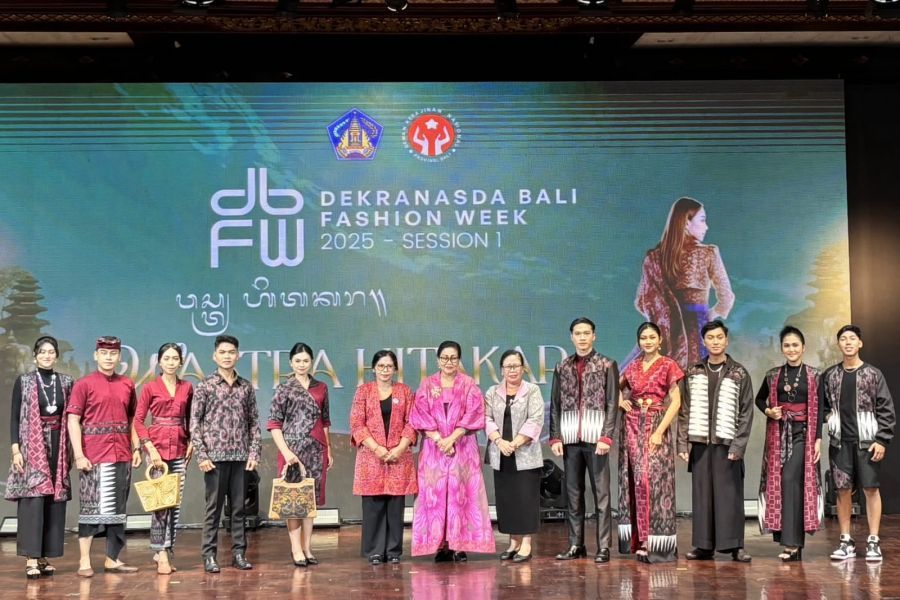 Ketua Dewan Kerajinan Nasional Daerah (Dekranasda) Kabupaten Tabanan, Ny. Rai Wahyuni Sanjaya diwakili Ny. Budiasih Dirga menghadiri ajang Dekranasda Bali Fashion Week 2025 Season 1, yang digelar di Gedung Ksirarnawa, Taman Budaya Provinsi Bali, Denpasar, Selasa (4/11/2025) malam. (foto/prokopimtabanan)