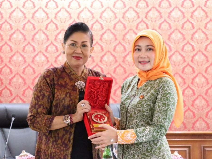 podiumnews.com-Terima Dekranasda Jabar, Ny.Putri Koster Sampaikan Upaya  Pelestarian  Tenun Bali  