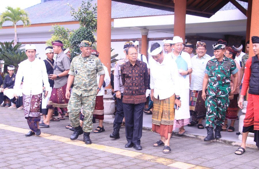 Gubernur Bali Wayan Koster di sela-sela rapat persiapan akhir IBTK yang digelar di Gedung Wyata Graha kawasan parkir Manik Mas, Besakih, Karangasem, Selasa (31/3/2026). (foto/sukadana)