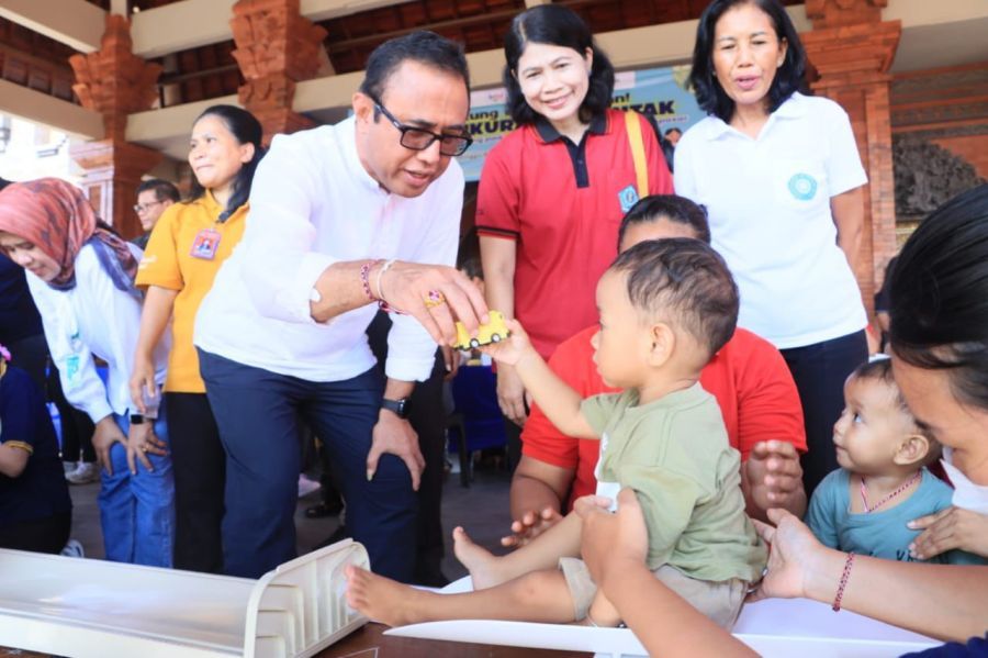 Walikota Jaya Negara (kiri) meninjau pengukuran serentak stunting, Sabtu (8/11/2025). (foto/sukadana)
