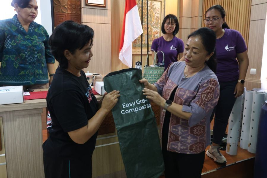 Kegiatan sosialisasi pengolahan sampah berbasis sumber bagi kader PKK dan Posyandu di Kantor Kecamatan Denpasar Barat, Minggu (12/4/2026). (foto/sukadana)