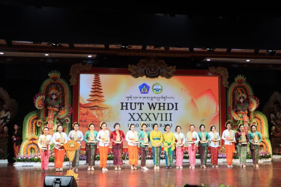 Duta Kota Denpasar yang berhasil meraih Juara 1 dalam Lomba Gebogan, serangkaian HUT ke-38 WHDI Provinsi Bali, di Gedung Ksirarnawa, Art Centre, Denpasar, Bali, Kamis (12/2/2026). (foto/sukadana)