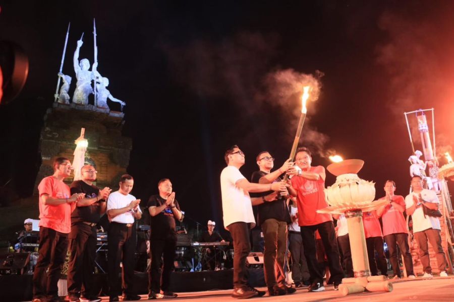 Wali Kota Denpasar I Gusti Ngurah Jaya Negara menyalakan api suci sebagai tanda pembukaan Denpasar Festival ke-18 di Kawasan Catur Muka Denpasar, Sabtu (20/12/2025). (foto/sukadana)