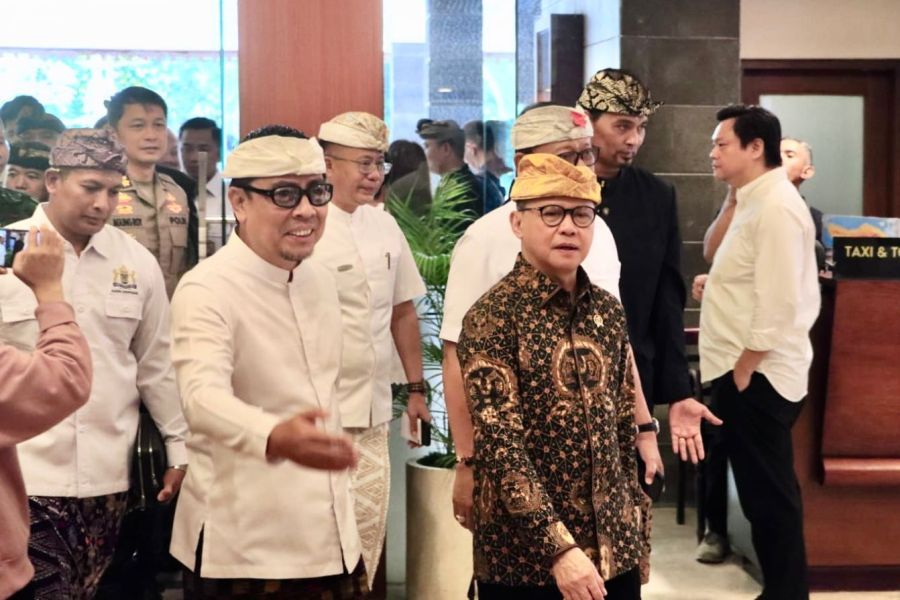Wawali Denpasar Arya Wibawa dampingi Menteri P2MI lepas PMI ke Bulgaria di Sanur. (foto/sukadana)
