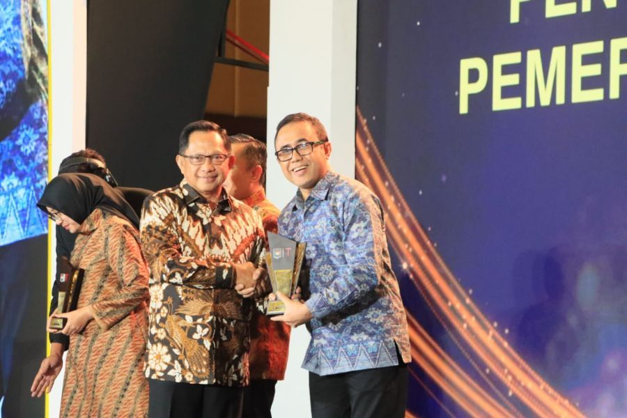 Walikota Denpasar, I Gusti Ngurah Jaya Negara menerima penghargaan Penganugerahan Apresiasi Kinerja Pemerintahan Daerah Tahun 2025 yang diserahkan Menteri Dalam Negeri RI, Muhammad Tito Karnavian di Ballroom Flores, Hotel Borobudur Jakarta, Senin (1/12/2025). (foto/sukadana)