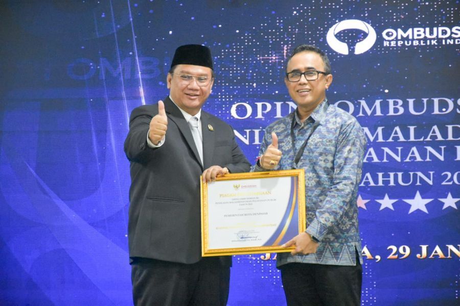 Anggota Ombudsman RI, Yeka Hendra Fatika saat menyerahkan Penghargaan Opini Kualitas Tertinggi Tanpa Maladministrasi dari Ombudsman Republik Indonesia kepada Walikota Denpasar, I Gusti Ngurah Jaya Negara di Kantor Ombudsman RI, Jakarta, Kamis (29/1/2026). (foto/sukadana)