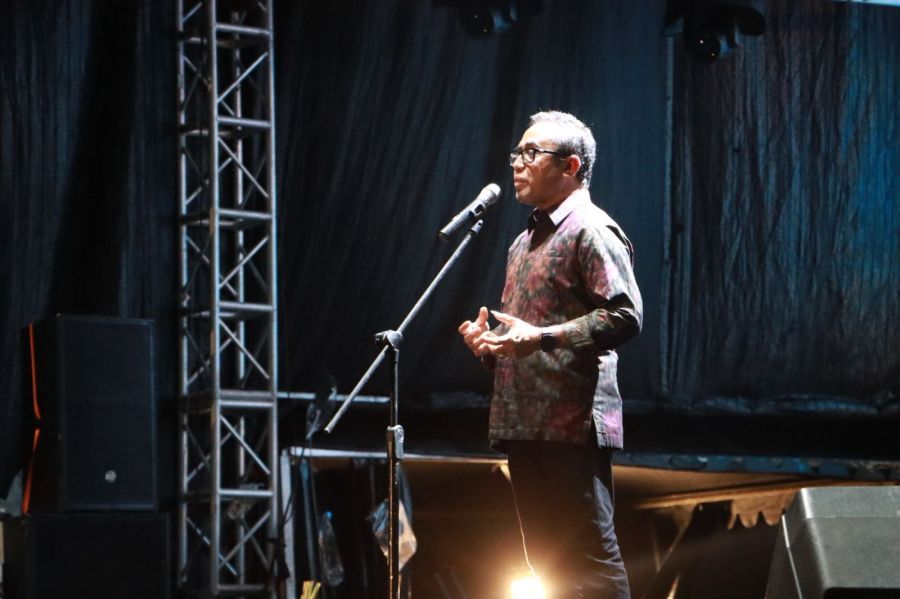Walikota Jaya Negara saat membuka Sanur Village Festival ke-18 di Pantai Muntig Siokan, Denpasar, Jumat (7/11/2025) malam. (foto/sukadana)
