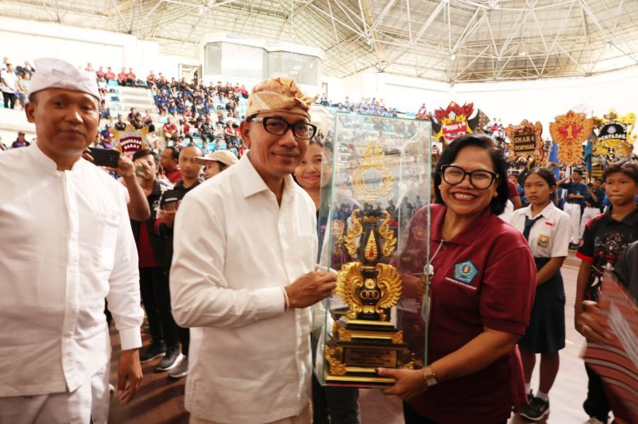 Sekda Denpasar IGN Eddy Mulya menutup Porsenijar 2026 di GOR Lila Buana (foto/sukadana)