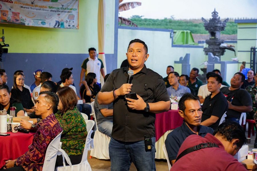 Perbekel Darmasaba Mas Arimbawa memandu diskusi “Sampah Kita, Tanggung Jawab Siapa” di TPS3R Pudak Mesari. (foto/adi)