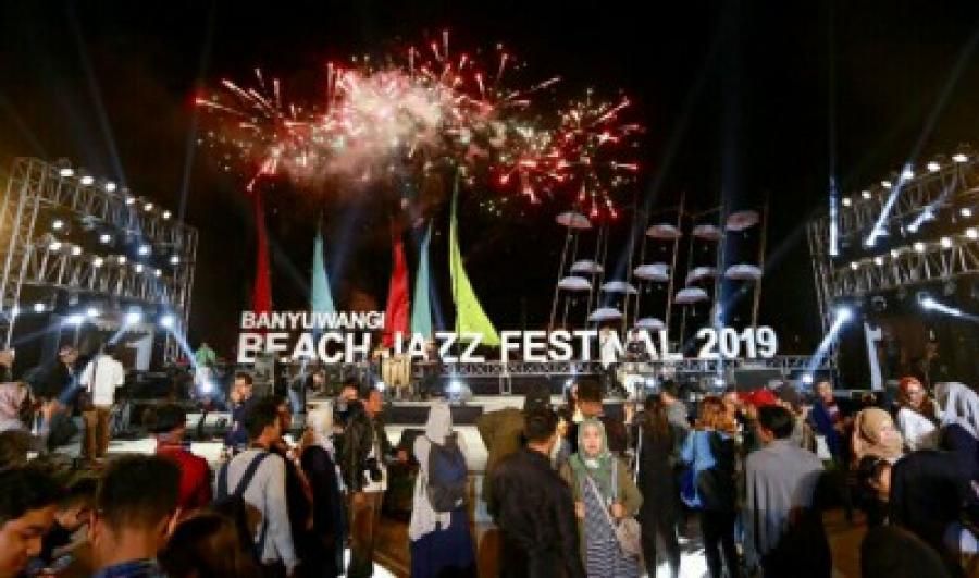Hangatnya Jazz Pantai Banyuwangi, Bikin Glenn Fredly Terpesona