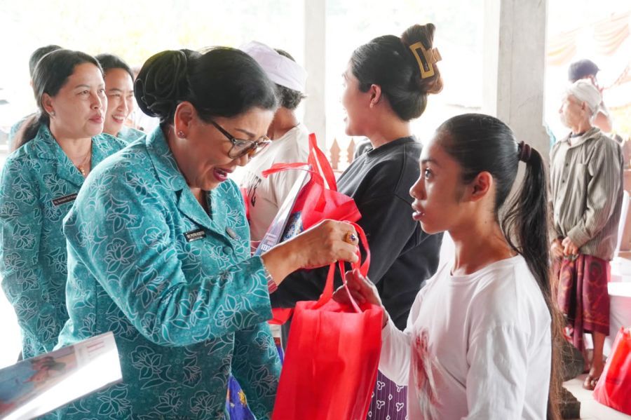 Tim Penggerak PKK (TP PKK) Provinsi Bali kembali melaksanakan Aksi Sosial “Bergerak dan Berbagi” dengan menyasar masyarakat di tiga desa di Kabupaten Bangli, Rabu (9/9/2026). (foto/sukadana)