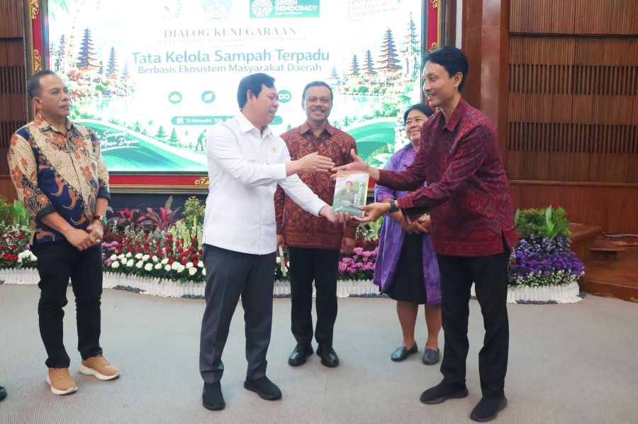 podiumnews.com-Dialog DPD RI, Sekda Bali Tekankan Sinergi Tuntaskan Masalah Sampah
