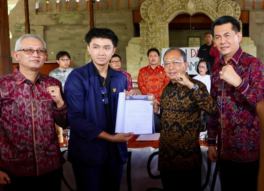 podiumnews.com-Dialog Soal Sampah dengan BEM Unud, Gubernur Bali Tegaskan Spirit Sama