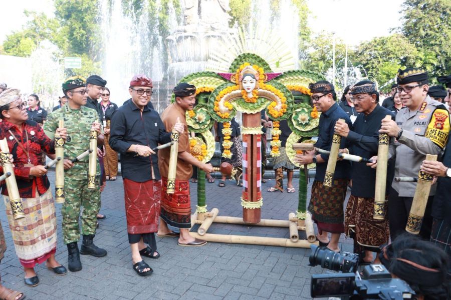Walikota Denpasar I Gusti Ngurah Jaya Negara, Wakil Walikota Denpasar I Kadek Agus Arya Wibawa bersama Ketua DPRD Kota Denpasar I Gusti Ngurah Gede serta Forkopimda Kota Denpasar saat menyuarakan kulkul sebagai pembuka gelaran Kasanga Festival Caka 1948 Tahun 2026 di Kawasan Catus Pata Patung Catur Muka Denpasar, Bali, Jumat (6/3/2026). (foto/sukadana)