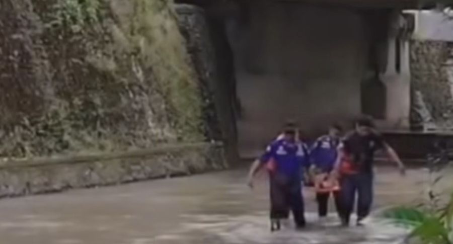 Petugas Damkar dan warga mengevakuasi korban yang terjatuh ke Tukad Tagtag di kawasan Lumintang, Denpasar Utara, Minggu (1/3/2026). (foto/hes)