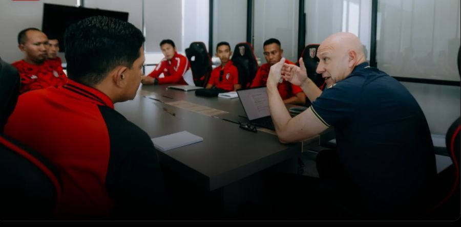 Direktur Teknik PSSI, Alexander Zwiers dalam kunjungannya ke Bali awal Juni lalu berkesempatan juga bertemu dengan tim pelatih dari Bali United Academy. (baliutd)