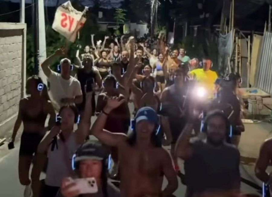 Acara lari bertajuk Bali Silent Disco yang digelar oleh warga negara asing (WNA) yang ditengarai melanggar aturan dan sarat akan diskriminasi terhadap warga lokal. (foto/hes)