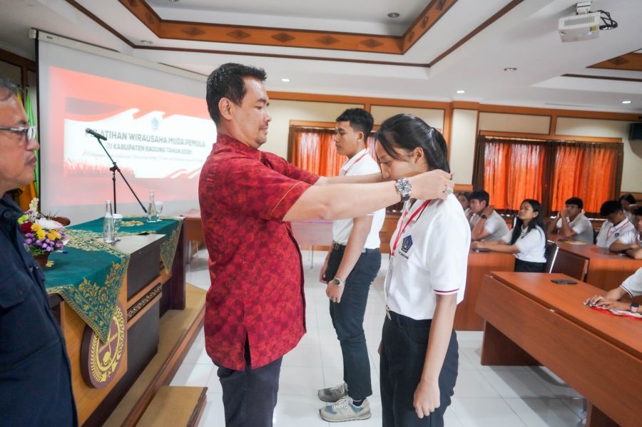 Kabid Kepemudaan dan Olahraga Disdikpora Badung Gede Suarjaya membuka Pelatihan Wirausaha Muda Pemula Tahun 2026 di Gedung Kwarcab Badung, Selasa (28/4/2026). (foto/sukadana)