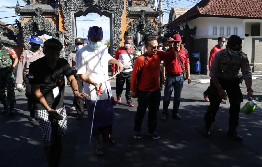 podiumnews.com-Gede Susial Pimpin Gerakan Spryring Desinfektan Serentak di Kawasan Tanah Lot