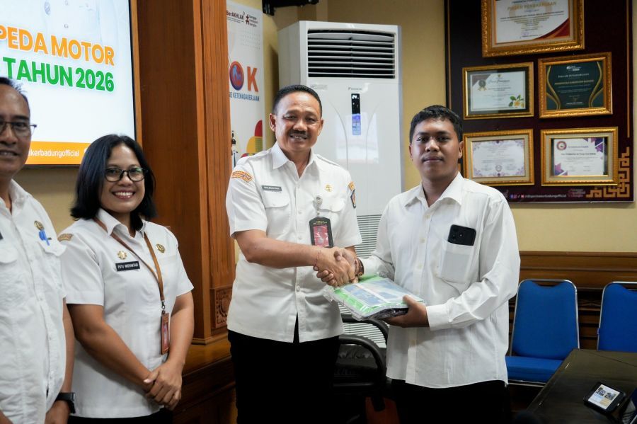 Kepala Disperinaker Badung A.A Ngurah Rai Yuda Darma membuka Pelatihan Mekanik Sepeda Motor Tahun 2026 di Puspem Badung, Rabu (29/4/2026). (foto/sukadana)