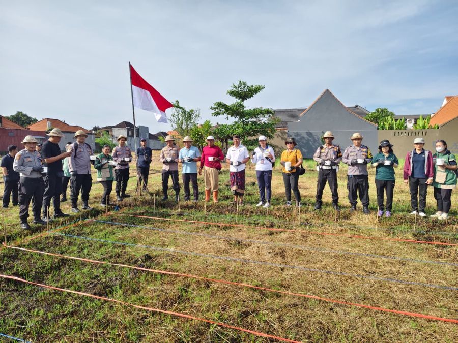 Kegiatan pemanfaatan lahan bera di Subak Intaran Barat, Denpasar, Bali, Kamis (23/4/2026). (foto/sukadana)