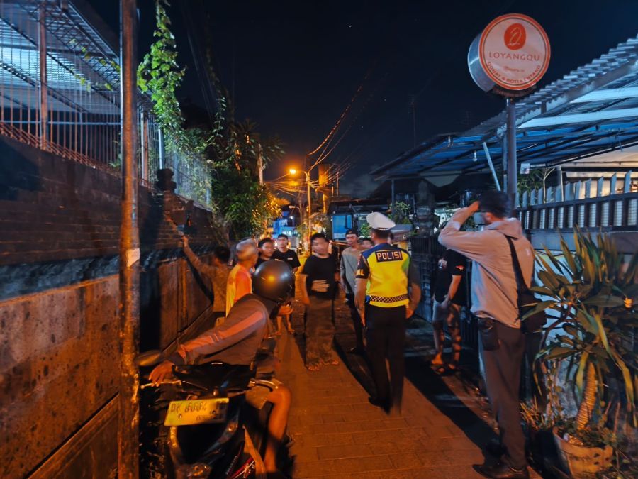 Polisi mengamankan lokasi pengeroyokan di Jalan Waturenggong III. Kelurahan Panjer, Denpasar Selatan, Denpasar, Bali, Minggu (26/4/2026). (foto/hes)