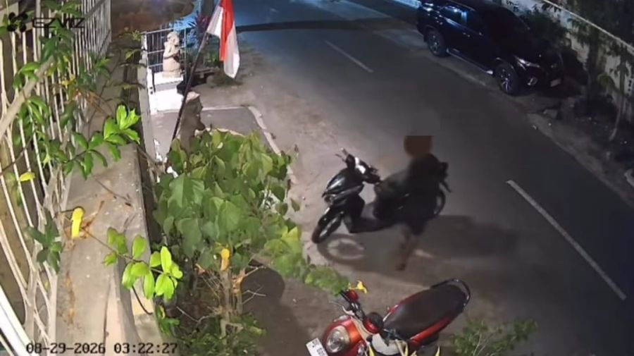 Aksi maling motor terekam CCTV di Jalan Bedahulu II Nomor 4, Desa Peguyangan, Kecamatan Denpasar Utara, Denpasar, Bali, Sabtu (29/8/2026). (foto/hes)